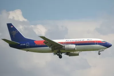 Hallan restos del avión que cayó al mar en Indonesia