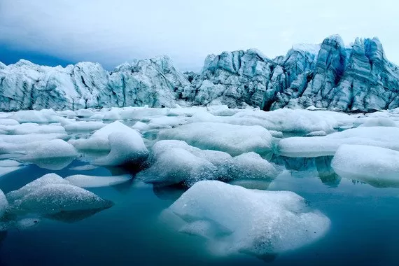 CALENTAMIENTO GLOBAL. Los hielos se derriten cada vez más. 