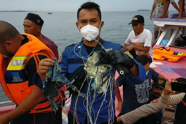 Indonesia: desapareció un avión Boeing 737 con 62 personas