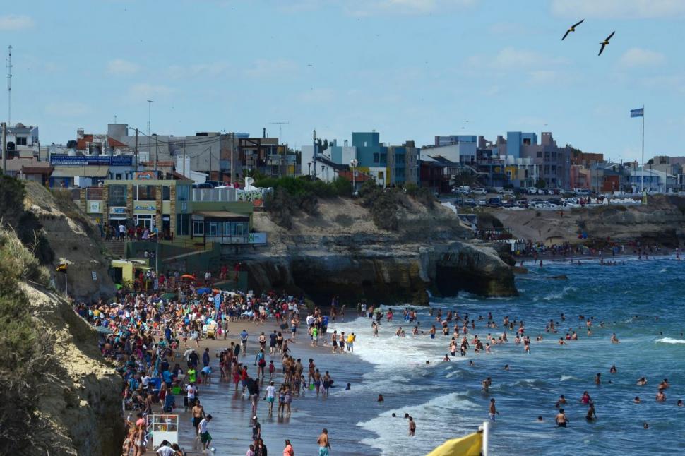 LAS GRUTAS. La Patagonia también ofrece playas de aguas cálidas.