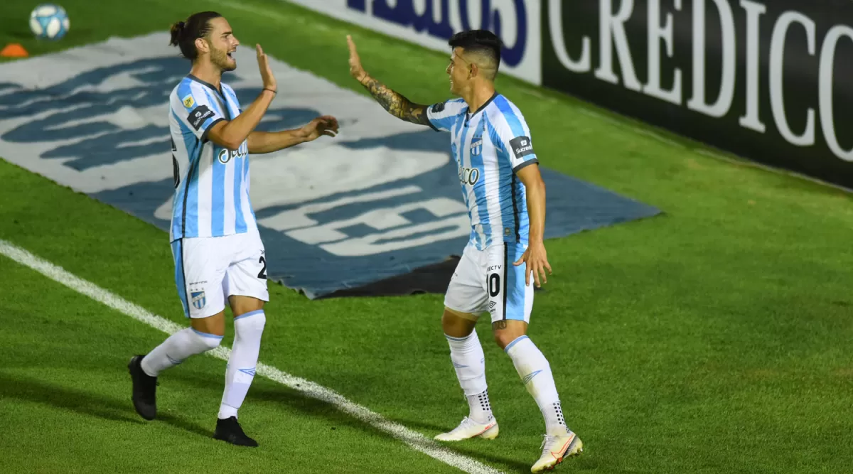 UNO DE VARIOS FESTEJOS. Melano y Heredia celebran un gol ante Racing en la Copa Diego Maradona- Ese torneo fue el punto más alto de una temporada que hoy llega a su fin.