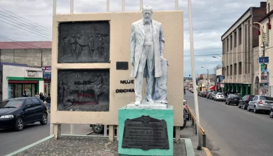 REMOVIDA. La estatua del tucumano que fue dos veces Presidente fue quitada del centro de la capital santacruceña. 