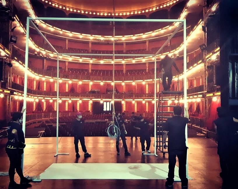 PREPARANDO LA ESCENA. Montaje técnico en la sala María Guerrero.