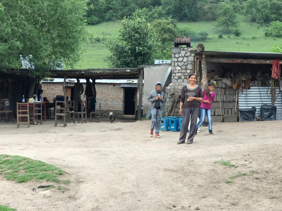 LOS CHOCOBAR. Griselda saluda desde su casa construida con adobe. LA GACETA / Fotos de Juan Martín de Chazal