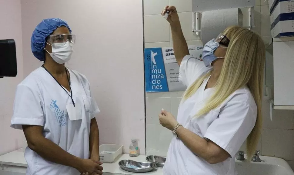 EN EL KIRCHNER. La ministra Chahla supervisó ayer la vacunación. 