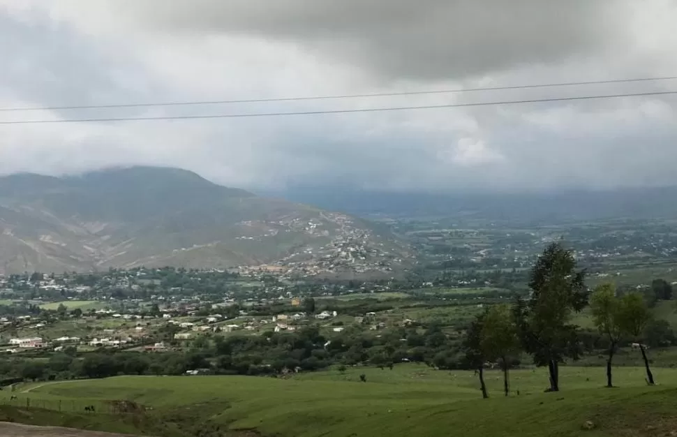 A LO LEJOS. Desde la ruta 307, la montaña de 2.600 metros de altitud luce corroída ante el avance descontrolado de edificaciones y carreteras. LA GACETA / Foto de Juan Martín de Chazal