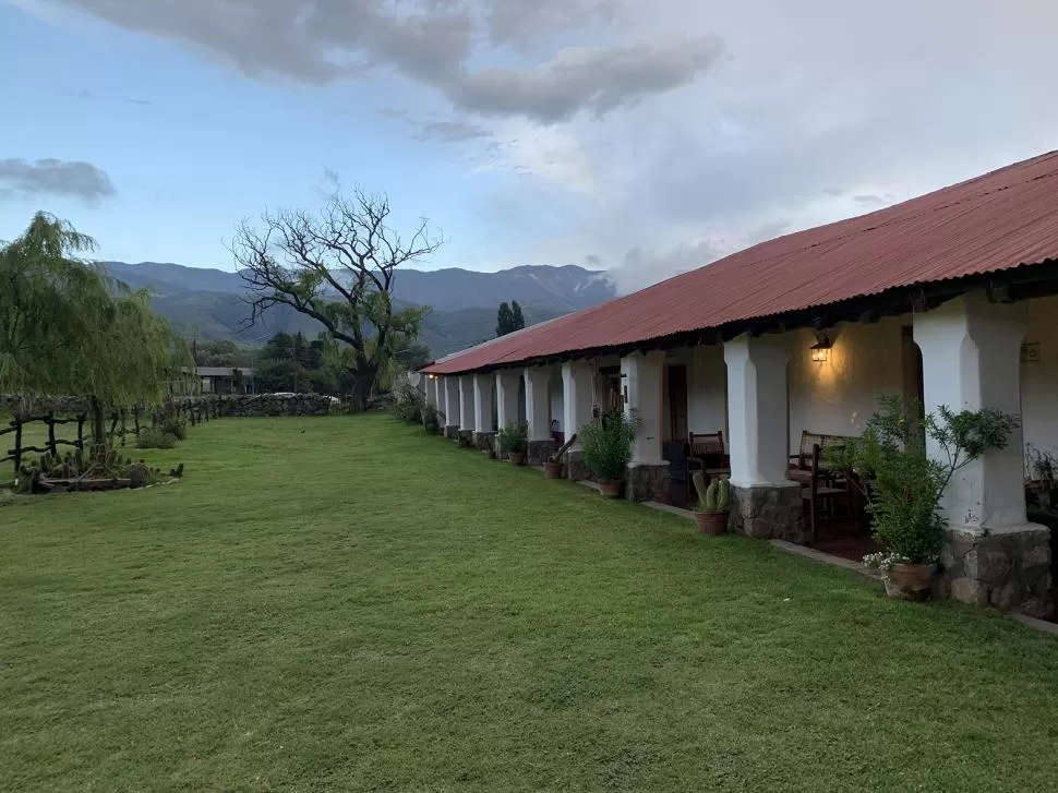 LOS CERROS SEMPITERNOS. La soberbia vista desde un patio.