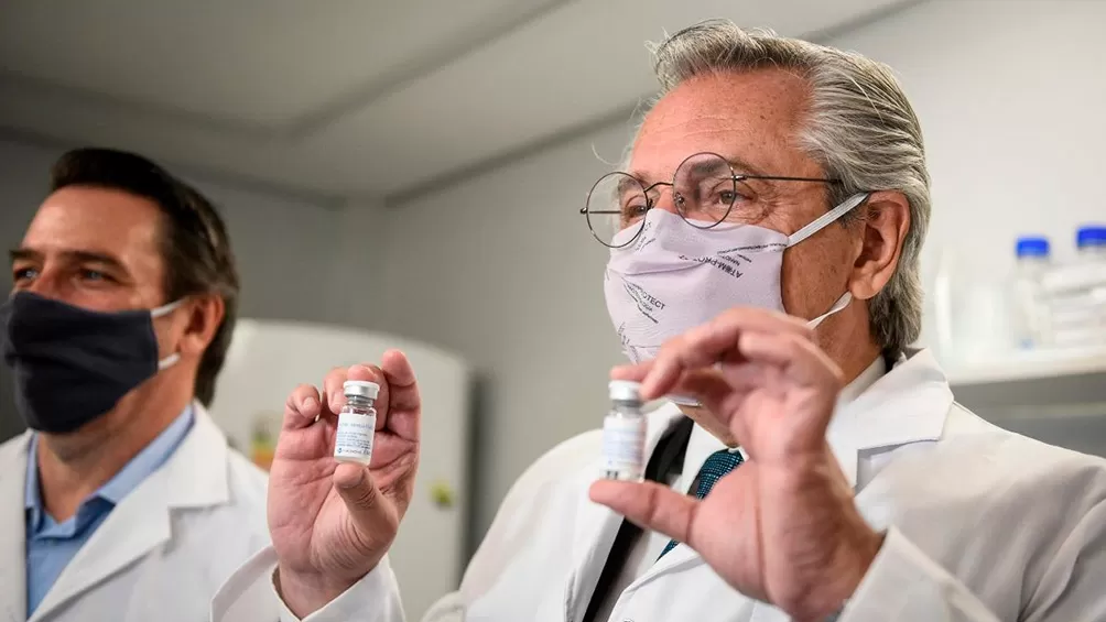 CORONAVIRUS. El presidente visitó la Universidad Nacional de San Martín, donde se fabrica el suero. FOTO DE TÉLAM.