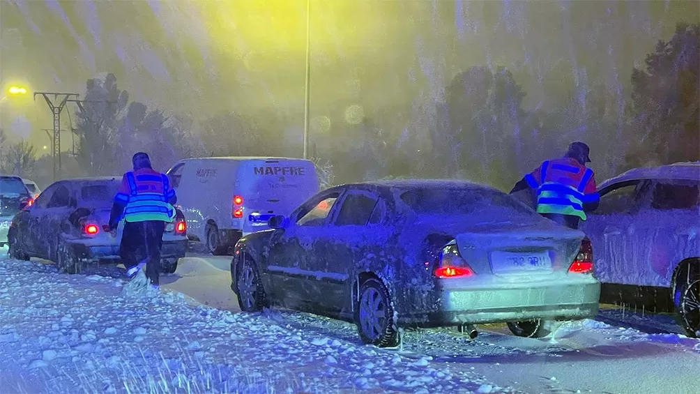 La helada multiplica el riesgo de resbalar por la calle, y de las cornisas de los edificios caen continuamente bloques de nieve.