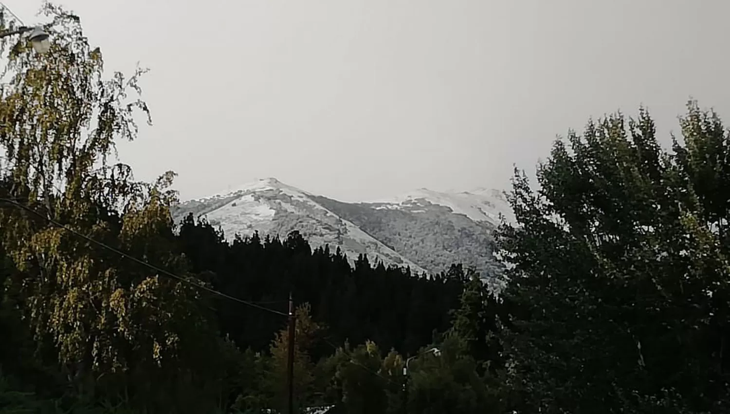 MANTO BLANCO. Las altas cumbres del Catedral amanecieron blancas. 