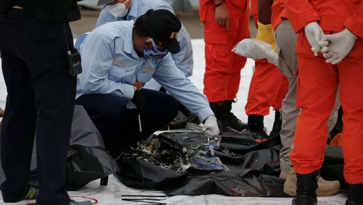 RECONSTRUCCIÓN. Peritos revisan trozos del avión siniestrado, que fueron recuperados del mar.