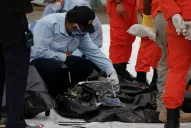 Buscan en el mar las cajas negras del Boeing que se estrelló en Indonesia