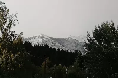 En plena temporada de verano Bariloche amaneció con los cerros nevados