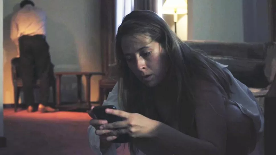 PEDIDO DE AYUDA. Dramática escena de “Responsables”, el cortometraje tucumano premiado en Barcelona.  