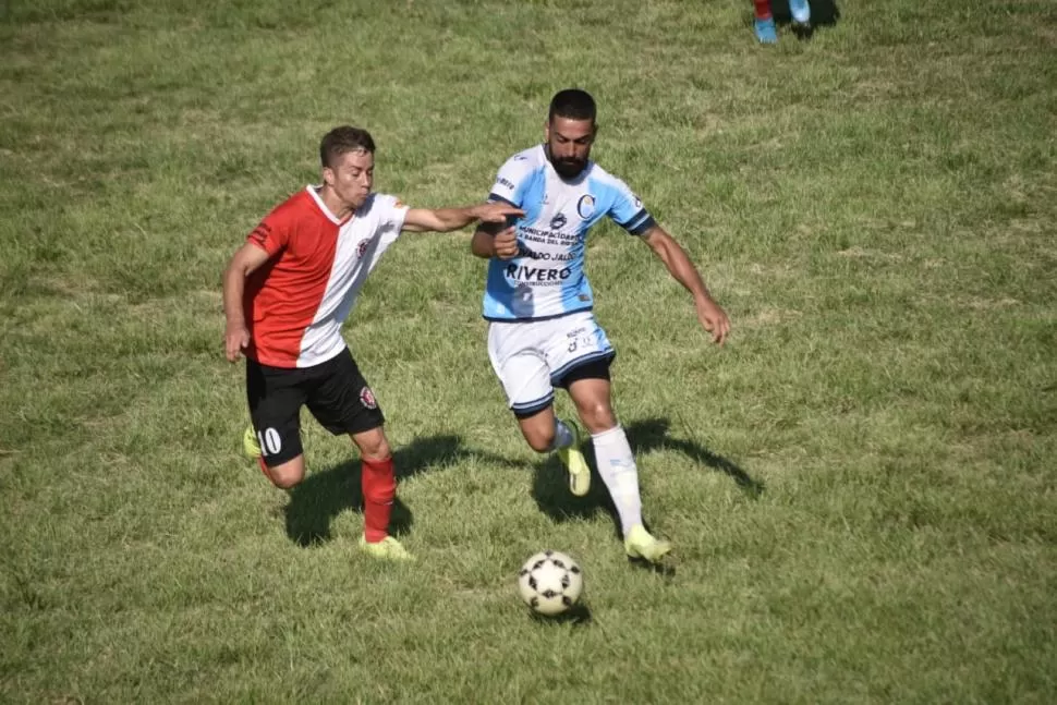  EL “CEREBRO” DEL EQUIPO. Carlos Cisneros (derecha), con su visión y buen juego, comandó los hilos del “León” para darle la primera victoria tras el largo parate del fútbol por la pandemia.