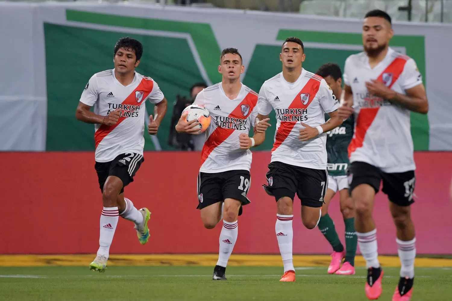 EL GOL QUE NO ALCANZÓ. Borré y sus compañeros festejan el segundo tanto. REUTERS 