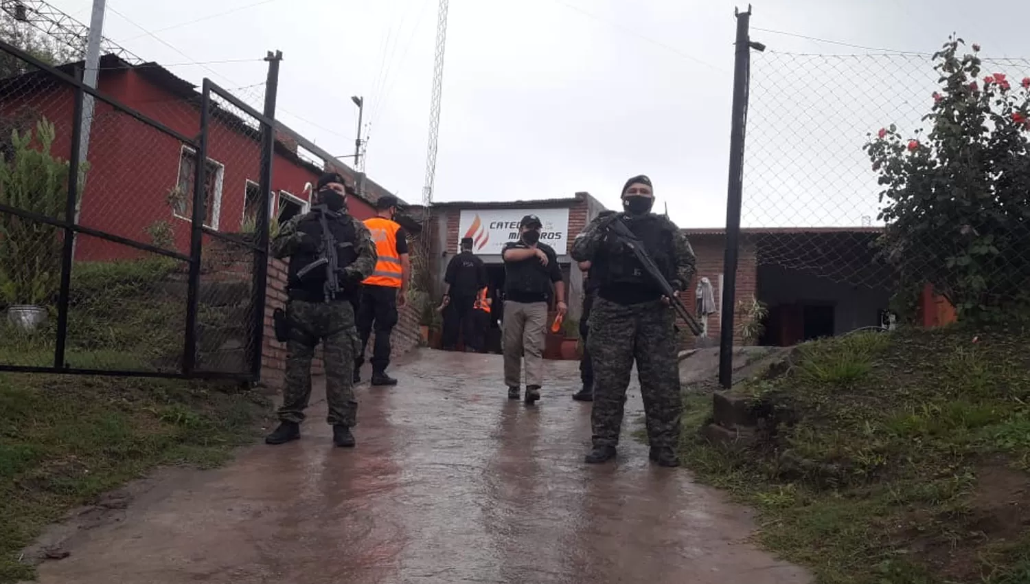 PROCEDIMIENTO. Al menos 20 personas fueron encontradas en el predio del templo Catedral de los Milagros.