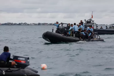 Recuperan una de las cajas negras del Boeing que se estrelló en Indonesia