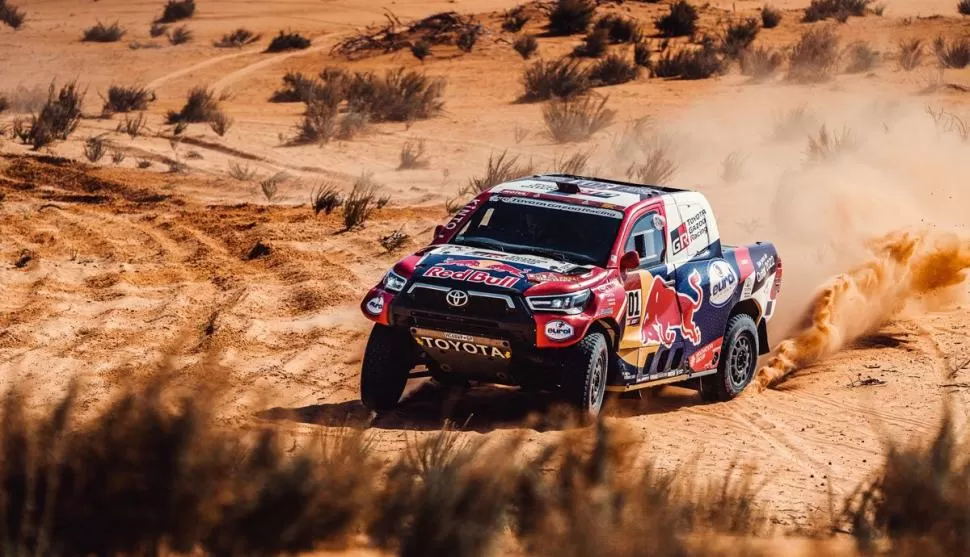 AL ACECHO. Al Attiyah sigue firme en su objetivo de pasar a Peterhansel a bordo de su Toyota. 