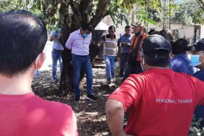Vecinos ataron a un árbol y golpearon a un intendente por no cumplir sus promesas