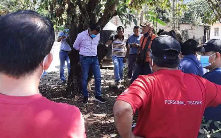 Intendente atado a un árbol. Foto: TN.com