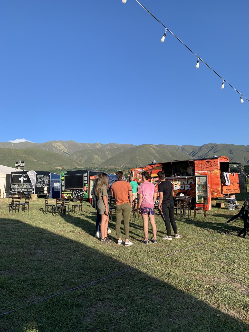 AMPLIA VARIEDAD. Desde la tarde comienzan a abrir los food trucks para que los turistas elijan qué comida comprar.