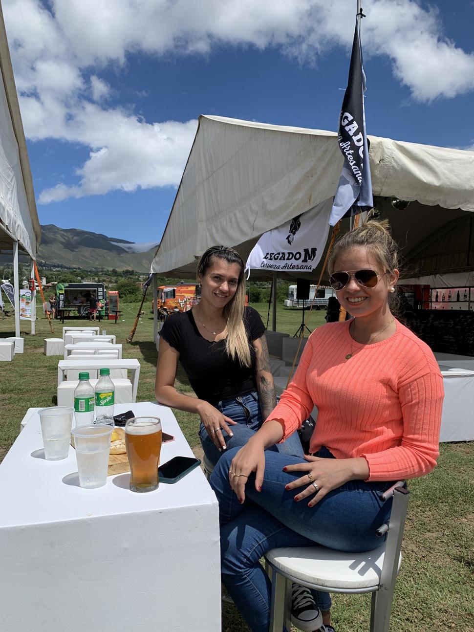 ALMUERZO. Empanadas recién horneadas y una cerveza son el menú perfecto para un mediodía en el valle.