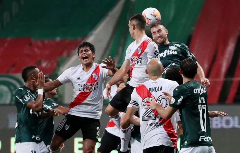 LO BUSCÓ POR ARRIBA. El juego aéreo fue el arma ofensiva más importante de River. Rojas marcó el primer gol por esa vía. REUTERS