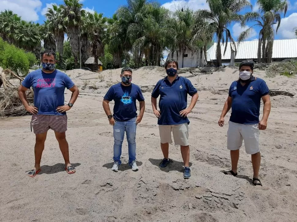 INSPECCIONANDO EL TERRENO. Los dirigentes de Coipú y el Oficial de Desarrollo visitaron el lugar donde se planea realizar el evento.