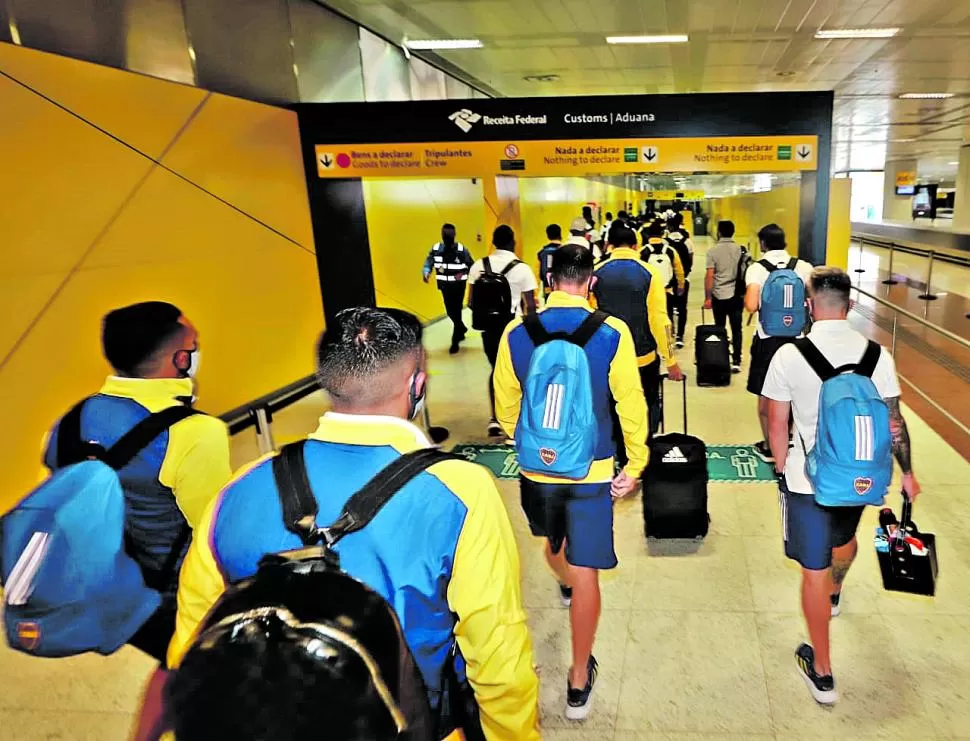 VIAJE. El plantel “xeneize” llegó a Brasil, donde hoy enfrentará a Santos. Un empate con goles o el triunfo lo clasifica. 