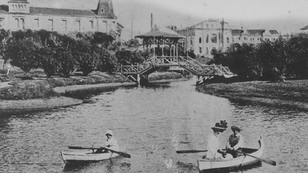 LAGO GENERAL PAZ. En la playa Bristol, de Mar del Plata, en 1906. 