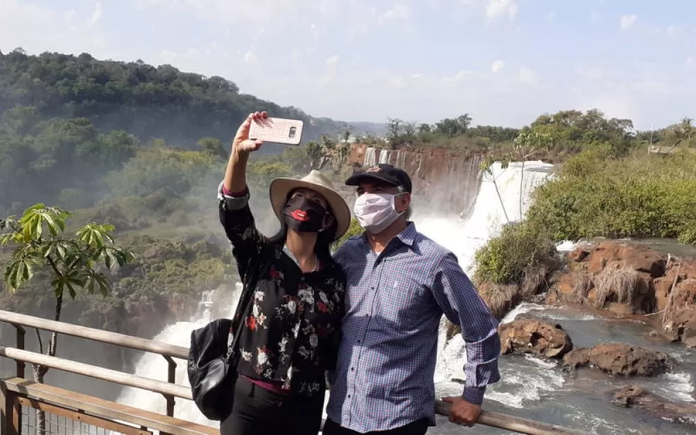 EL TURISMO ACTUAL. En las Cataratas del Iguazú, y con barbijo.