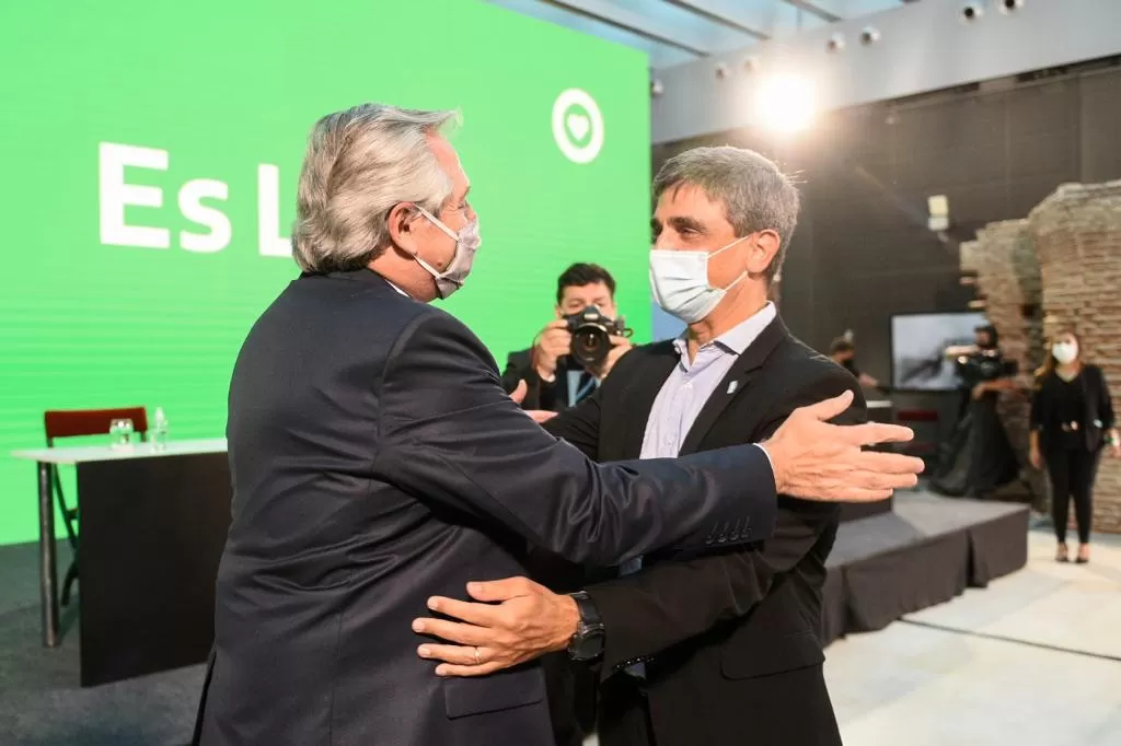 Alberto Fernández y el diputado nacional Pablo Yedlin festejaron la promulgación de la legalización del aborto. FOTO PRESIDENCIA. 