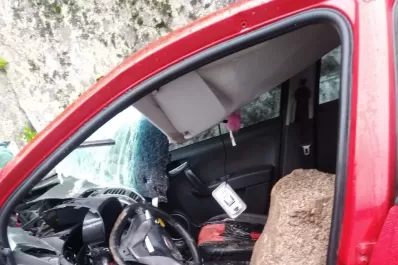 Una roca cayó sobre un auto en El Fin del Mundo y una mujer se salvó de milagro