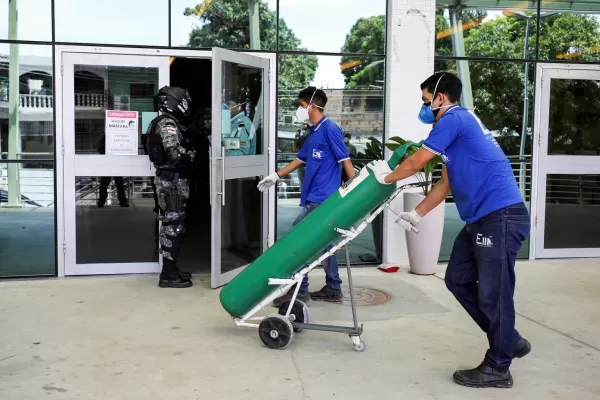 Hospitales colapsados y falta de oxígeno: la caótica situación que se vive en la ciudad brasileña de Manaos