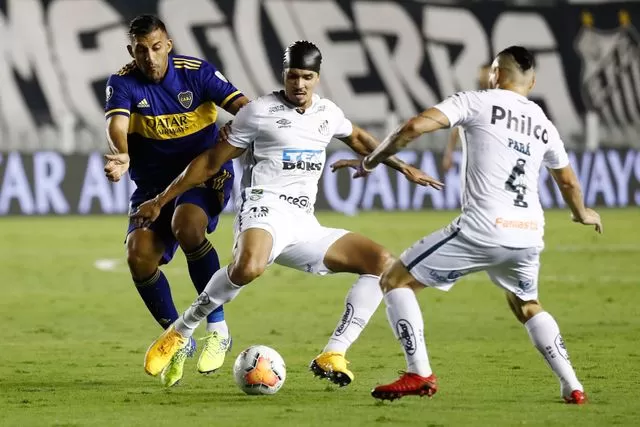  COPÓ LA PARADA. Verissimo y Pará controlan a Ábila, quien entró cuando el partido estaba definido. Santos entendió como había que jugarse la semifinal y ganó bien.