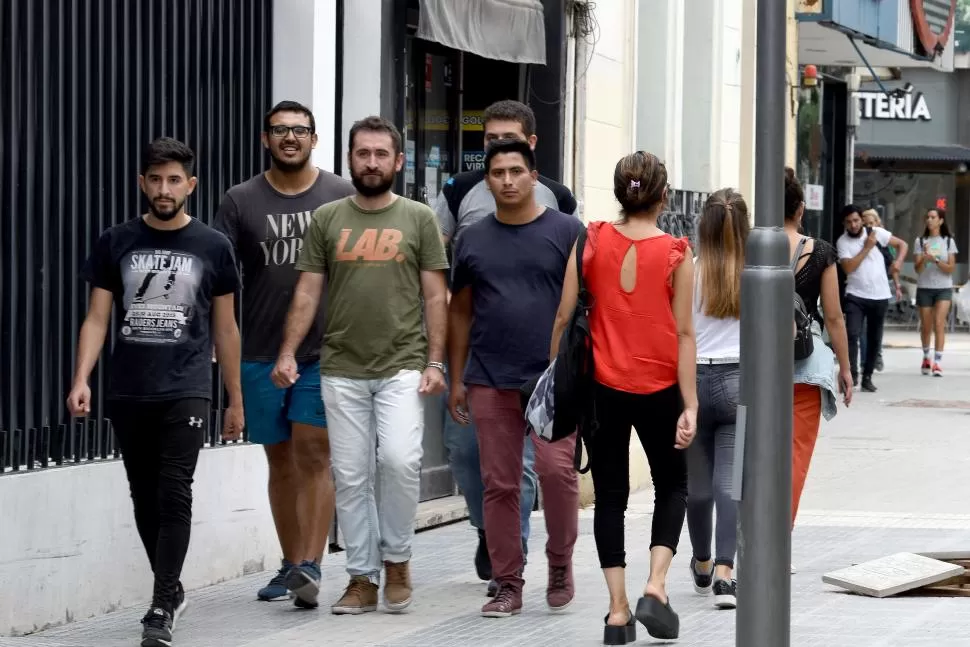 UNA POSTAL COTIDIANA. La relajación a las medidas preventivas se observa en estos jóvenes que caminan, sin barbijos, por el centro de la ciudad. 