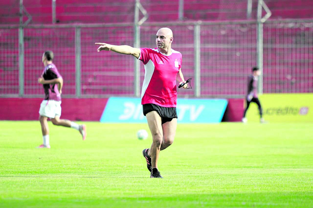 BUSCAN EL EQUIPO IDEAL. Favio Orsi trabaja, junto a Sergio Gómez, intentando que el equipo pueda mostrar su mejor versión, justo en el inicio de una etapa clave.