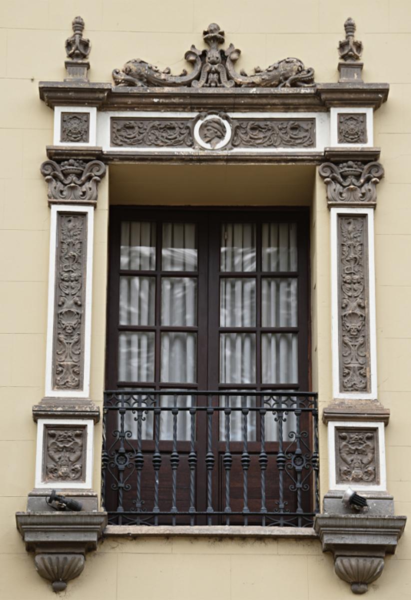 EN PERFECTO ESTADO DE CONSERVACIÓN. Uno de los balcones de la FET.