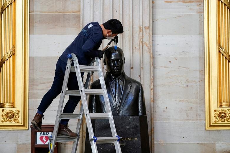 MANOS A LA OBRA. Arquitecto del Capitolio, limpia el polvo del busto de Martin Luther King, Jr. 