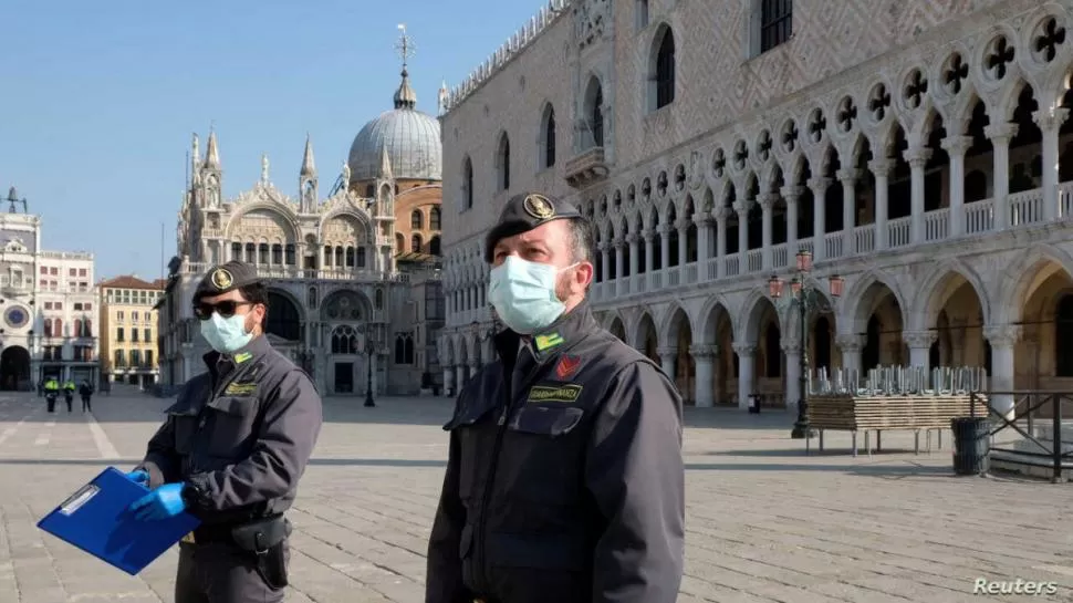 ESTRICTA VIGILANCIA POLICIAL. En varios países se reforzó la presencia de agentes para mayor control. 
