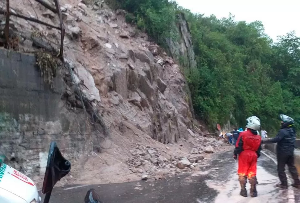 27 DE ENERO DE 2020. El último derrumbe que obligó a cortar el paso de la ruta 307 y a que se circule por media calzada en algunos puntos. 
