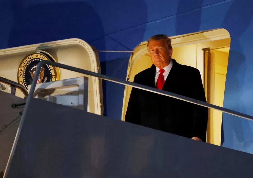 ROSTRO ADUSTO, BAJANDO DEL AVIÓN. “Ningún verdadero partidario mío podría faltar al respeto a la ley”, manifestó ayer Trump. 