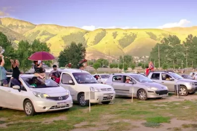 Jurasic World y Sing, ven y canta, las propuestas del autocine de Tafí del Valle