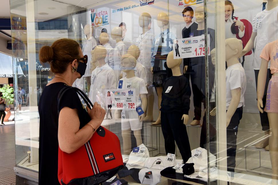 VIDRIERAS PREPARADAS. Una mujer observa la indumentaria estudiantil ya exhibida en un local del microcentro. 