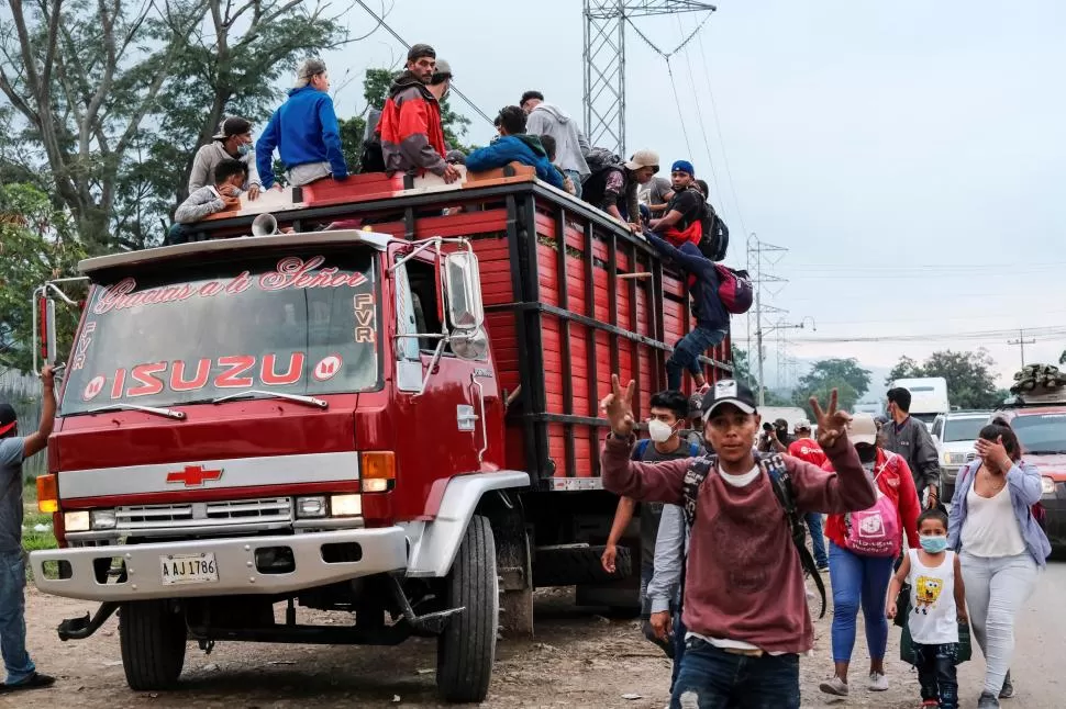 EL LARGO PEREGRINAR. Los centroamericanos buscan llegar a EEUU, unos en camiones, otros caminando. REUTERS 