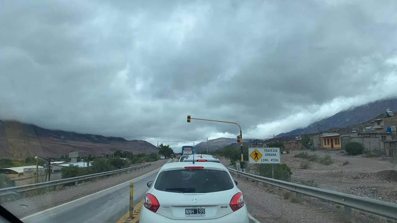 LARGA FILA DE VEHÍCUOS. Así se encuentra la ruta 9. IMAGEN ENVIADA POR UN LECTOR