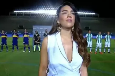 Video: Ángela Leiva conmovió con su interpretación del Himno Nacional en la previa de la final