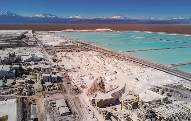 EN EL SALAR DE ATACAMA. Inquieta la posibilidad de que la explotación acabe con la salmuera y el agua. 