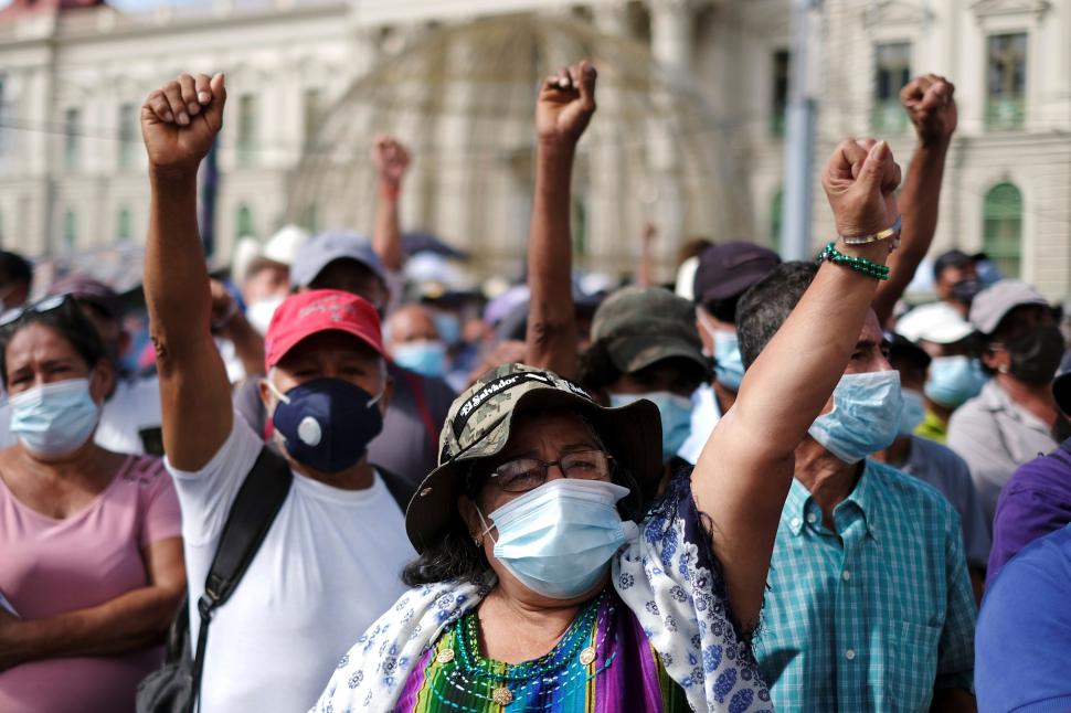 CONMEMORACIÓN. Veteranos de la guerra civil de El Salvador participaron de una manifestación para conmemorar el 29° aniversario de la guerra. Numerosas personas, con barbijo, levantan sus manos al cielo en la plaza Gerardo Barros, de la capital salvadoreña.